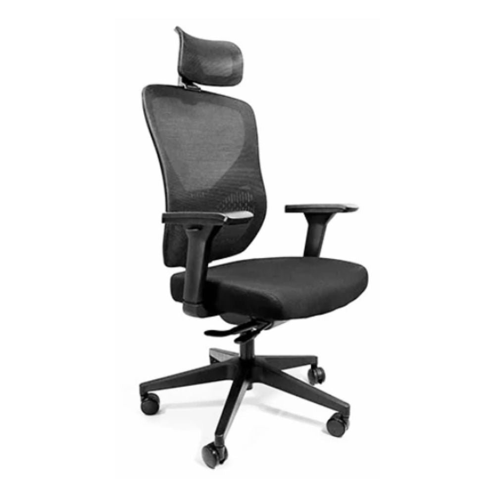 Silla ejecutiva MOBILIARIO EN MOVIMIENTO S.A.T. negro con asiento en malla y respaldo tapizado.