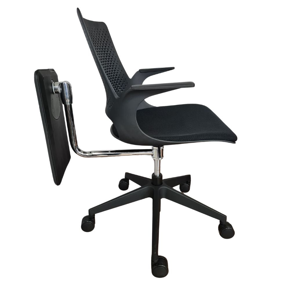 Silla universitaria NOGAL BEAT MEDELLIN con paleta lateral y asiento tapizado en color negro