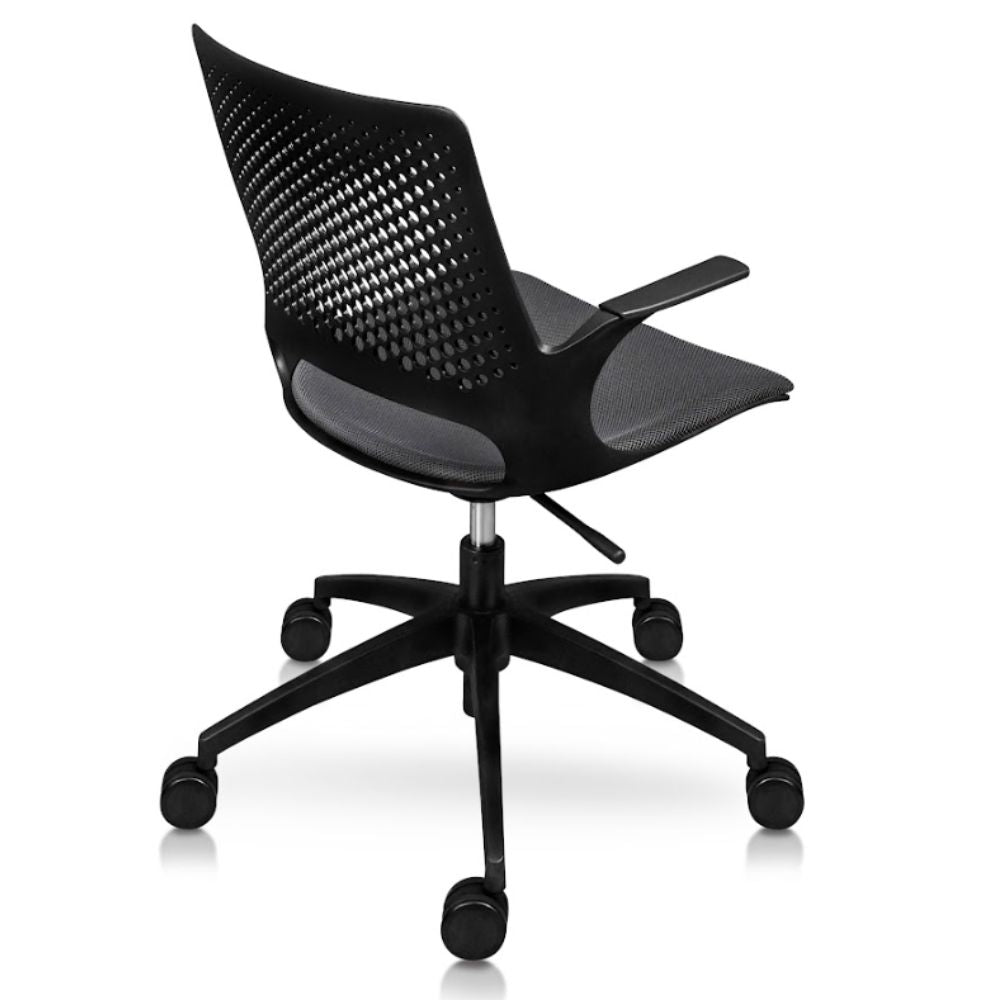 Silla secretarial Medellín negra en polipropileno con asiento tapizado en tela mesh y base de nylon