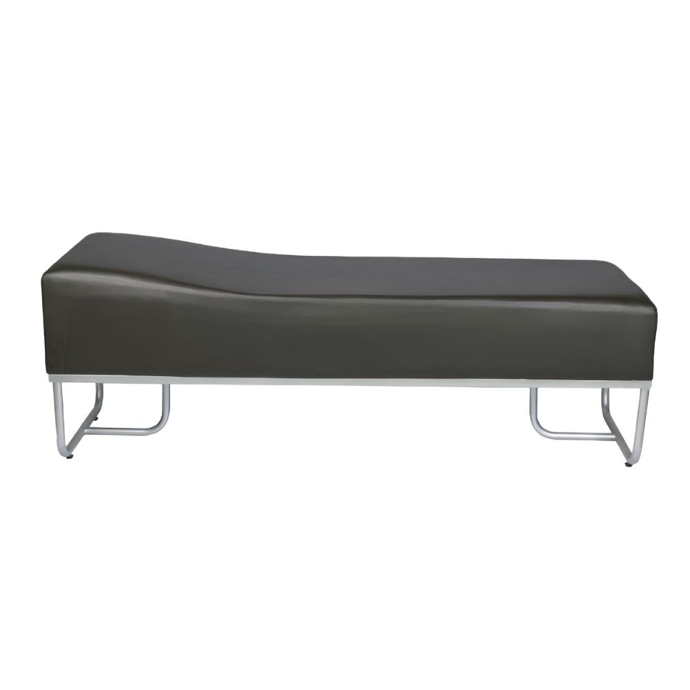 Chaise longue de consultorio tapizada en vinilo color café con base tubular metálica esmaltada color aluminio