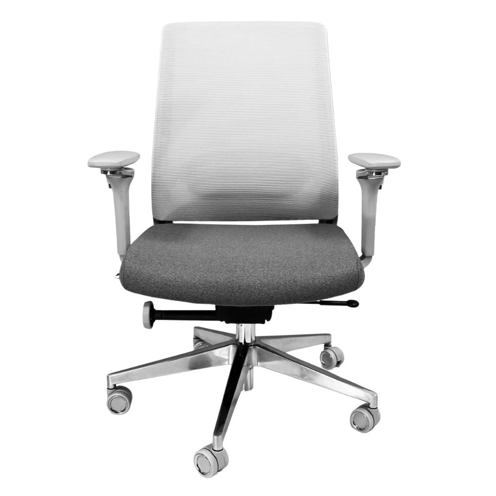 Silla de oficina ejecutiva Nogal Beat Alfa gris con respaldo en malla, asiento tapizado y base estrella