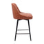 Banco giratorio Keppel Swivel con asiento y respaldo tapizados en cuero sintético marrón y estructura de madera y acero.