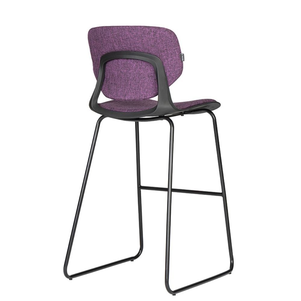 Banco comercial Bratti Vela con asiento y respaldo tapizados y base metálica negra tipo trineo
