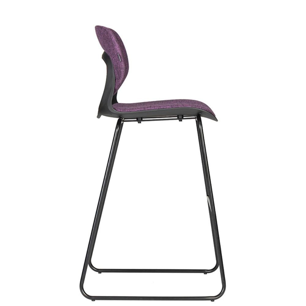 Banco comercial Bratti Vela con asiento y respaldo tapizados y base metálica negra tipo trineo