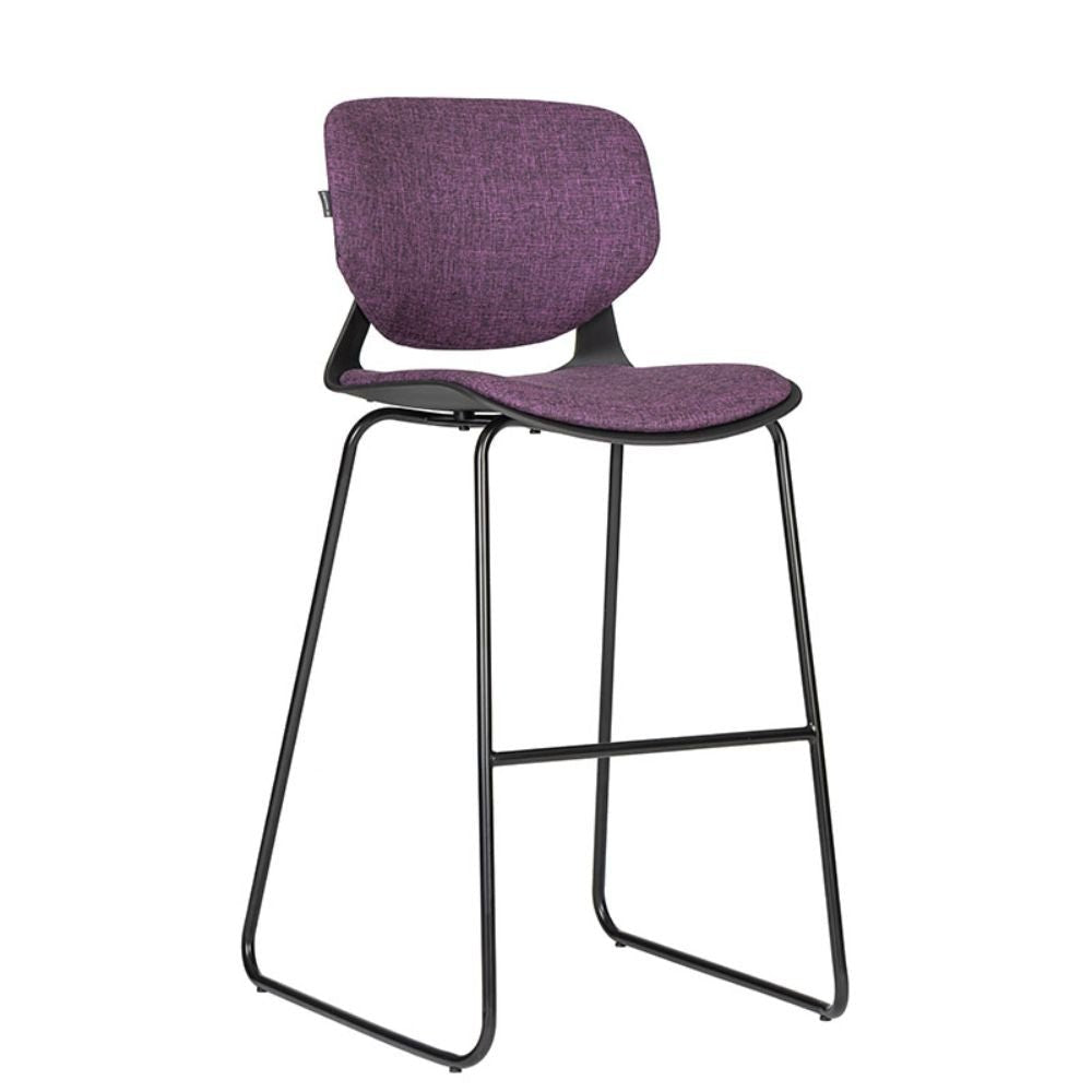 Banco comercial Bratti Vela con asiento y respaldo tapizados y base metálica negra tipo trineo