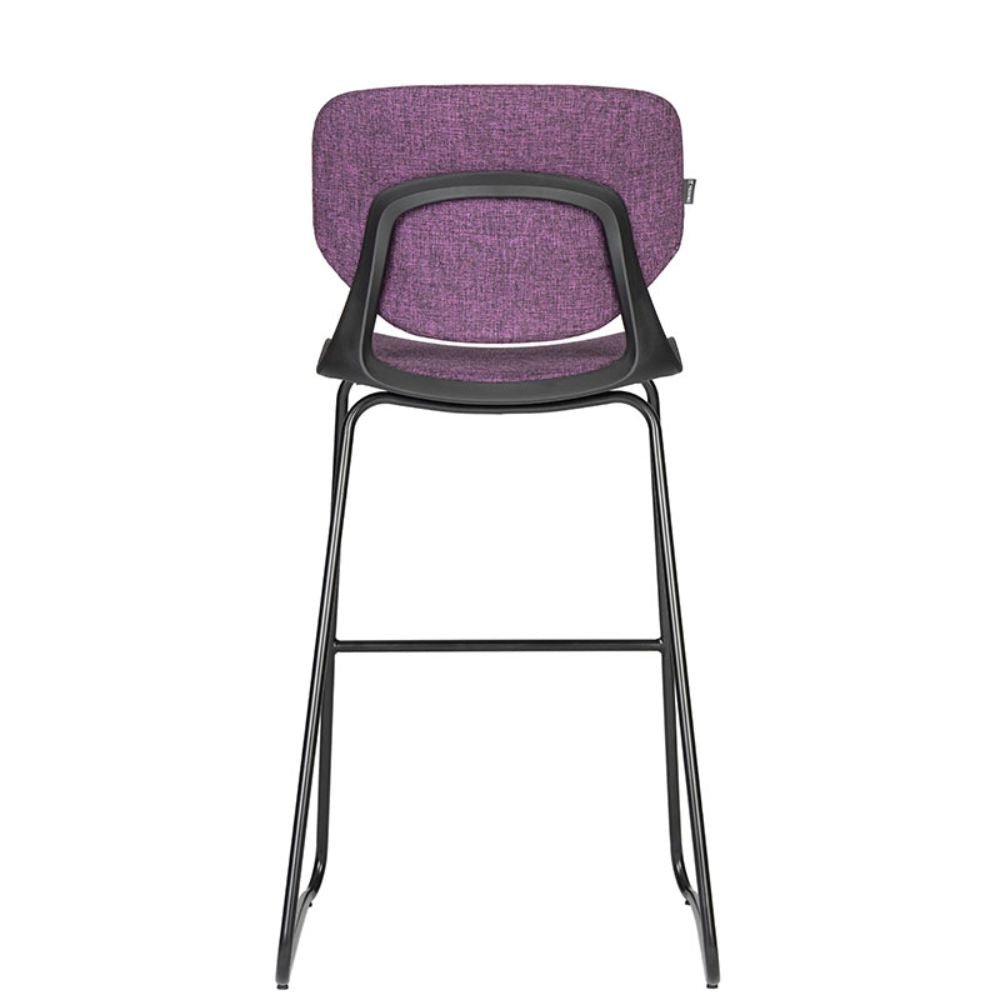 Banco comercial Bratti Vela con asiento y respaldo tapizados y base metálica negra tipo trineo