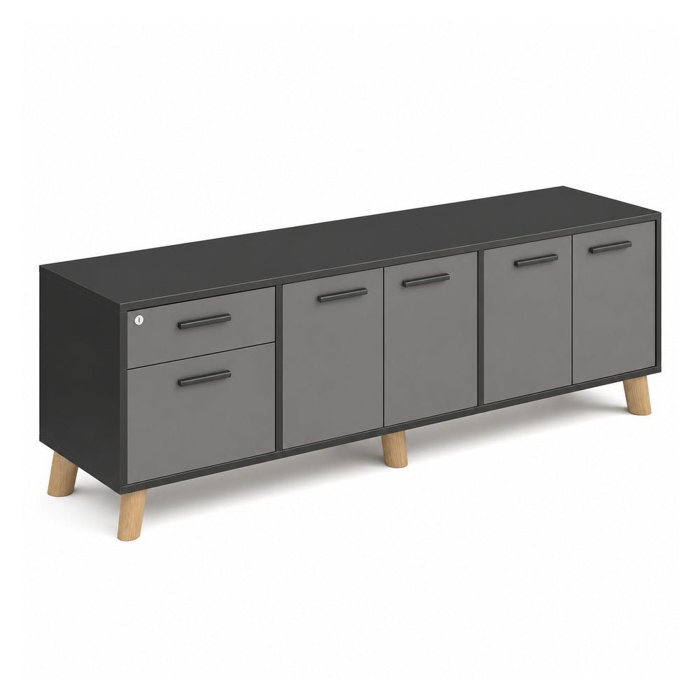 Credenza Baja Izquierda - VERSA DASH - Estructura Negra - Frente 180 cm - Patas de Madera de Haya y Puertas - DS-824I - VERSA - NOGAL BEAT - Credenza