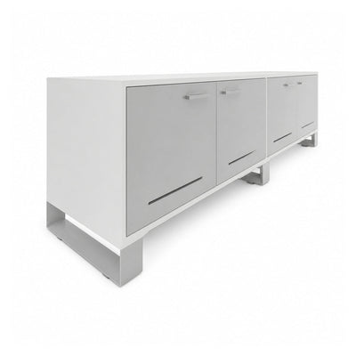 Credenza para Oficina Baja con Puertas Metálicas con Cerradura (2) - VERSA AXIO - Blanco/Gris - Frente 180 cm y Altura 52 cm - Entrepaños Internos Melamínicos Ajustables - AO-832M - VERSA - NOGAL BEAT - Credenza