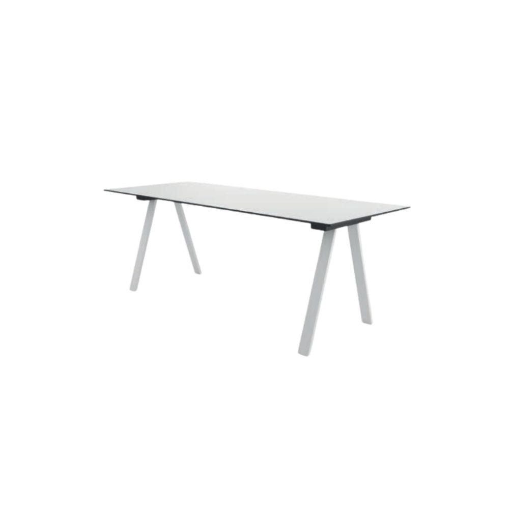 Mesa rectangular para bistró Colos VU B/R 2400 con base tripie metálica y cubierta multicapa laminada HPL