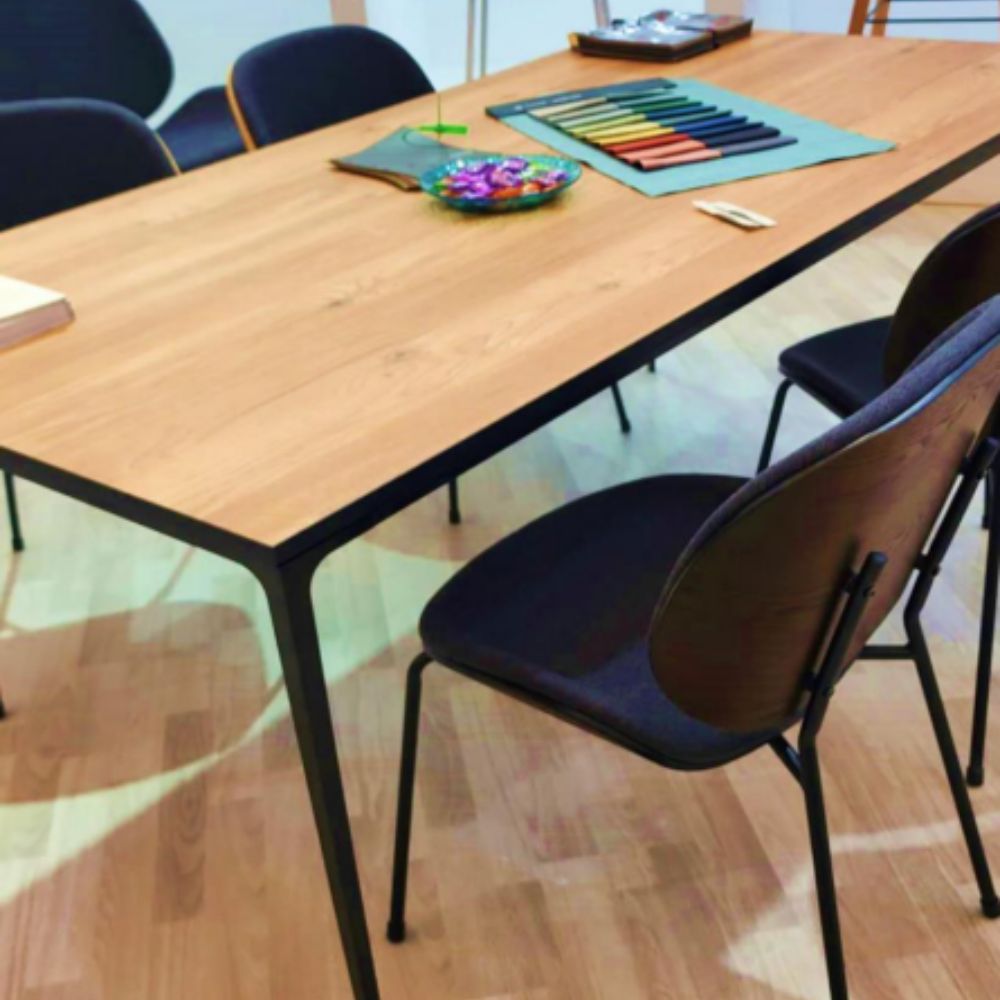 Mesa rectangular Nogal Beat Austria con estructura metálica y cubierta de MDF natural