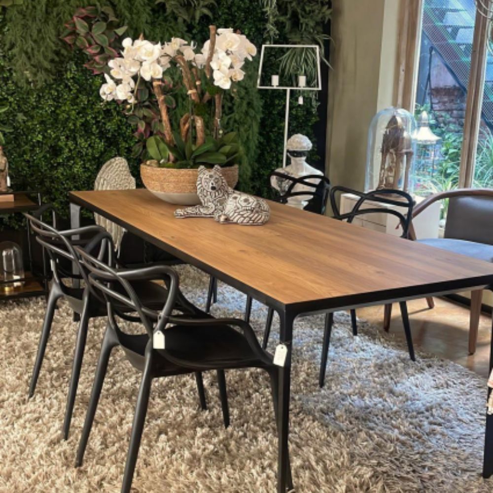 Mesa rectangular Nogal Beat Austria con estructura metálica y cubierta de MDF natural