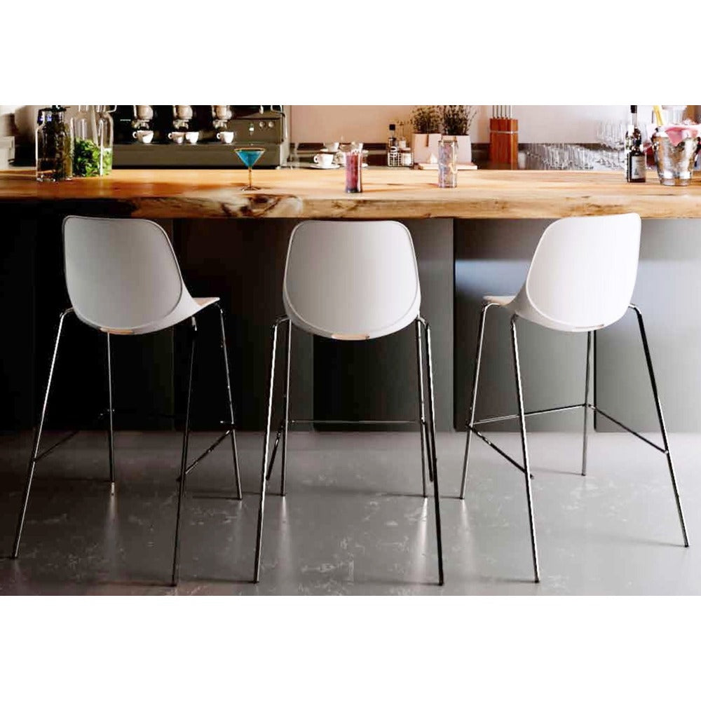 Banco alto Offiho Quick con asiento y respaldo en polipropileno y estructura de acero tubular cromado.
