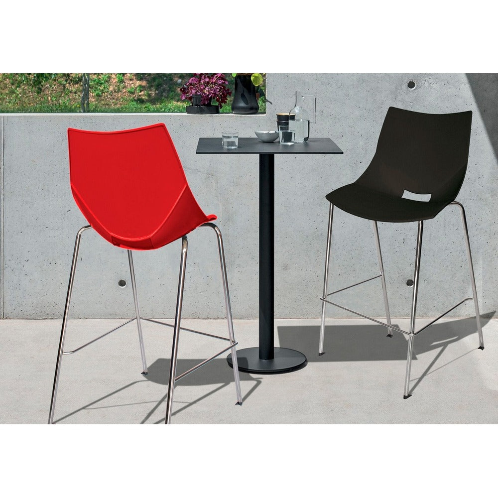 Banco alto Offiho Shell OHV-37 con asiento y respaldo de polipropileno y estructura tubular cromada sin brazos.