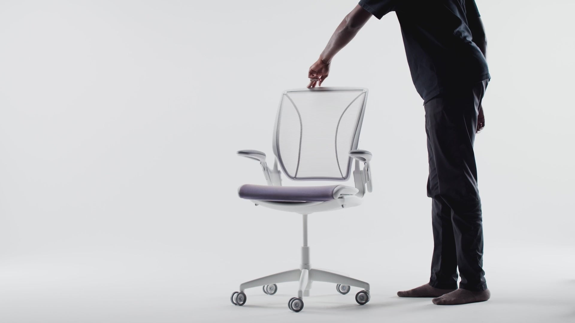 Silla de Oficina Operativa Ergonómica - HUMANSCALE WORLD - Color de Malla y Tejido White 01 - Asiento Tapizado Silla Operativa Silla Ergonómica Silla De Oficina Silla Ajustable Silla Con Respaldo Bajo Silla Funcional Silla De Alta Calidad Oficina Espacio Laboral Área De Trabajo Sala De Reuniones Sala De Conferencias Centro De Trabajo Espacio Corporativo Estación De Trabajo Cubículo De Oficina Espacio De Coworking Área Administrativa Departamento De Recursos Humanos Centro De Llamadas Sala De Espera 
