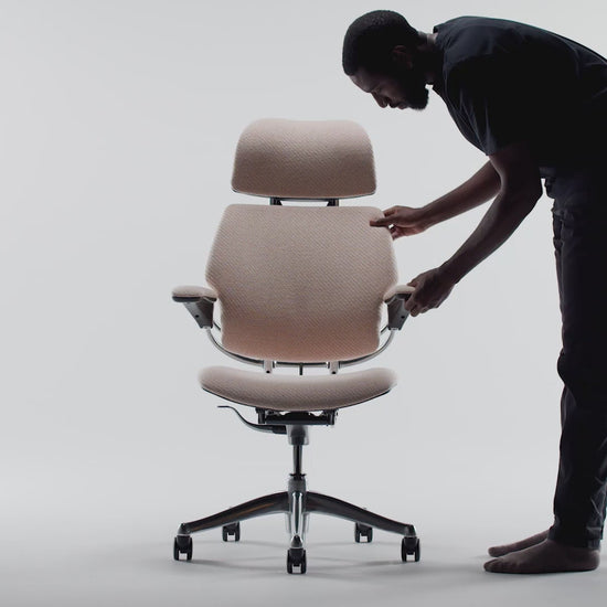 Silla de Oficina Directiva Ergonómica - HUMANSCALE FREEDOM - Color del Tejido 0113 - Respaldo Alto y Asiento Tapizado Sillas Directivas Sillas De Oficina Uso Directivo Sillas Ejecutivas Mobiliario Directivo Sillas De Liderazgo Confort Ejecutivo Ergonomía Ejecutiva Diseño Ejecutivo Calidad Ejecutiva Estilo Directivo Sillas Premium Soluciones Ejecutivas Espacios Directivos Innovación Directiva Sillas Para Directivos