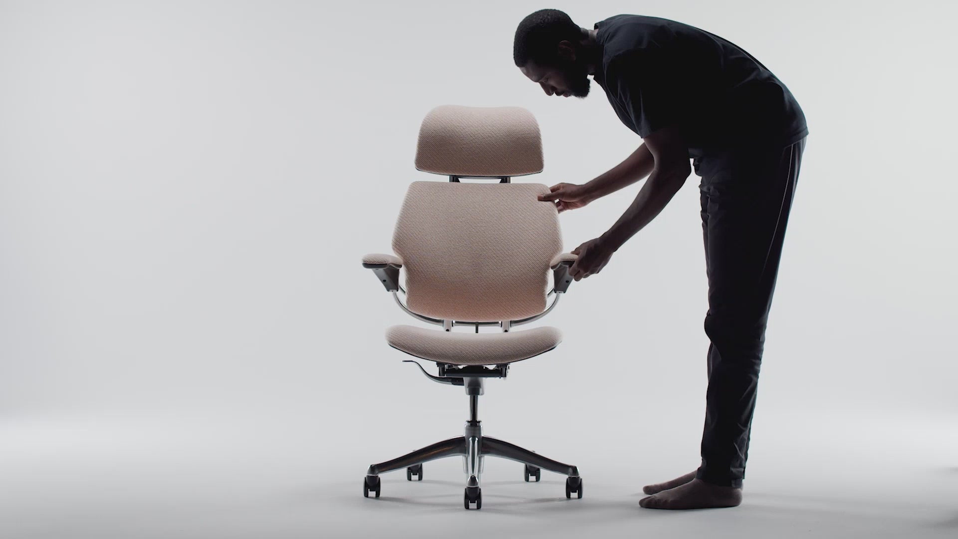 Silla de Oficina Directiva Ergonómica - HUMANSCALE FREEDOM - Color del Tejido 0113 - Respaldo Alto y Asiento Tapizado Sillas Directivas Sillas De Oficina Uso Directivo Sillas Ejecutivas Mobiliario Directivo Sillas De Liderazgo Confort Ejecutivo Ergonomía Ejecutiva Diseño Ejecutivo Calidad Ejecutiva Estilo Directivo Sillas Premium Soluciones Ejecutivas Espacios Directivos Innovación Directiva Sillas Para Directivos