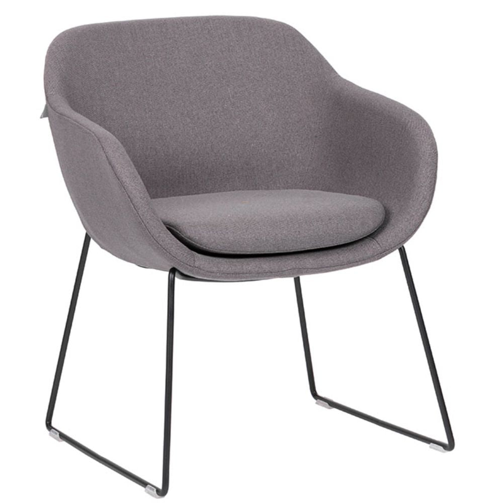 Sillón ocasional BRATTI ZEN TRINEO tapizado en tela, sobre base trineo metálica negra.