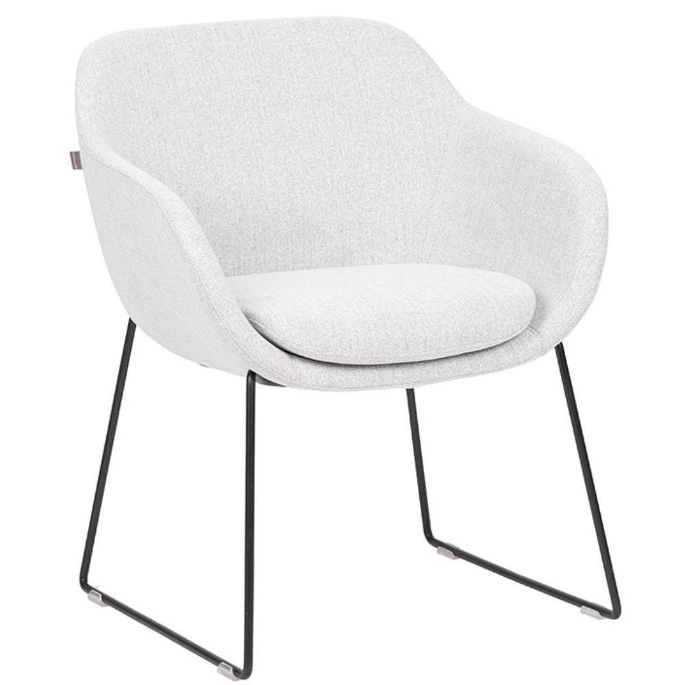 Sillón ocasional BRATTI ZEN TRINEO tapizado en tela, sobre base trineo metálica negra.