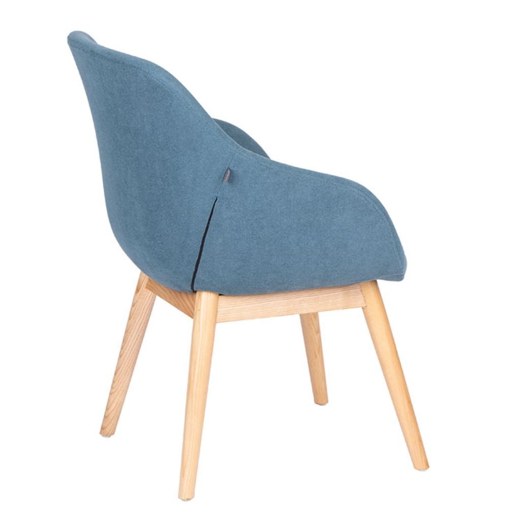 Sillón Bratti Eva de una plaza tapizado con base de madera de fresno en cuatro puntas