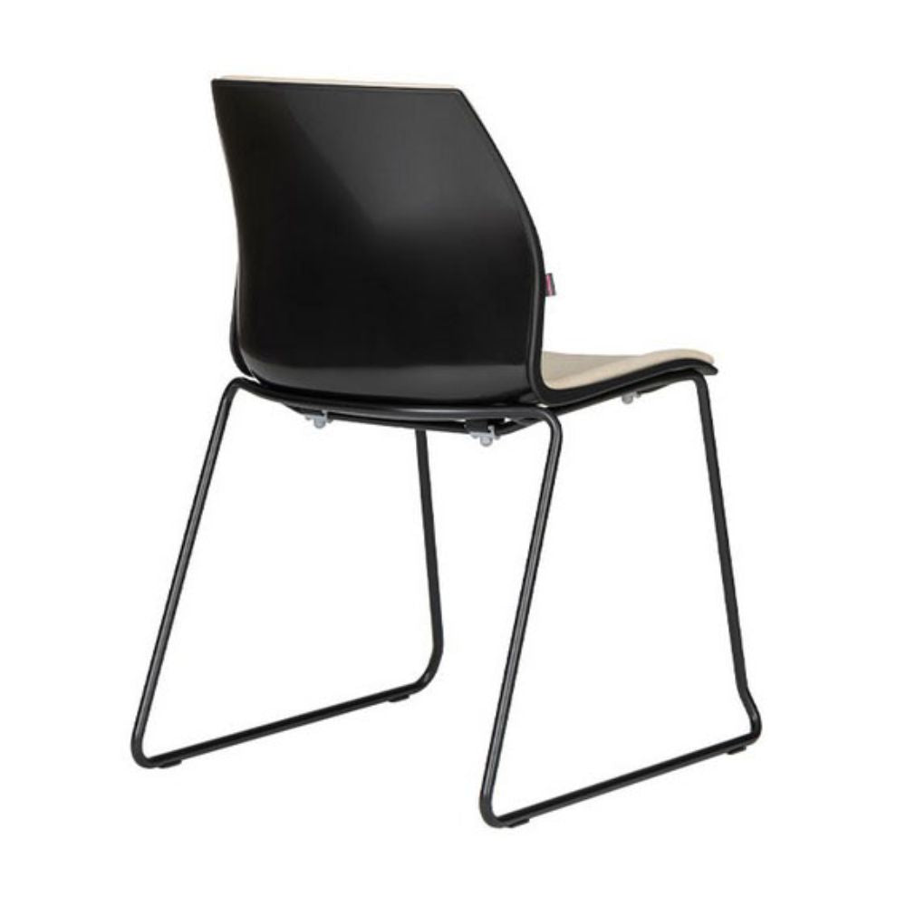 Silla de visita Bratti Kalea con carcasa de polipropileno tapizada y trineo metálico negro en varios colores