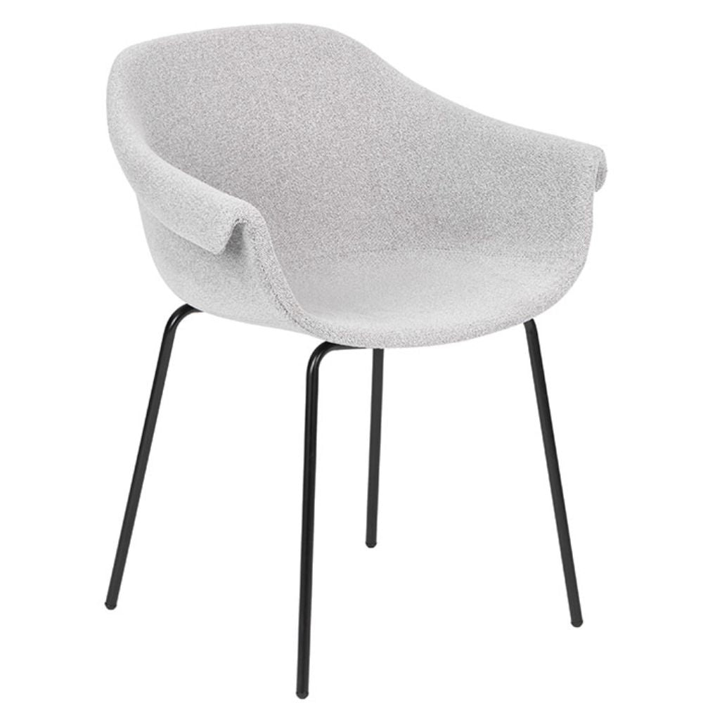 Silla Bratti Swing con cuerpo de polipropileno tapizado en tela y base metálica negra de cuatro patas