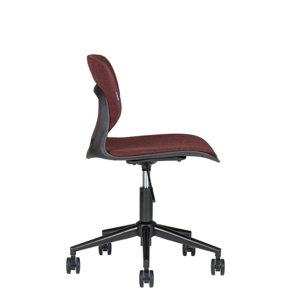 Silla secretarial metálica Bratti Vela negra tapizada con base giratoria de ruedas