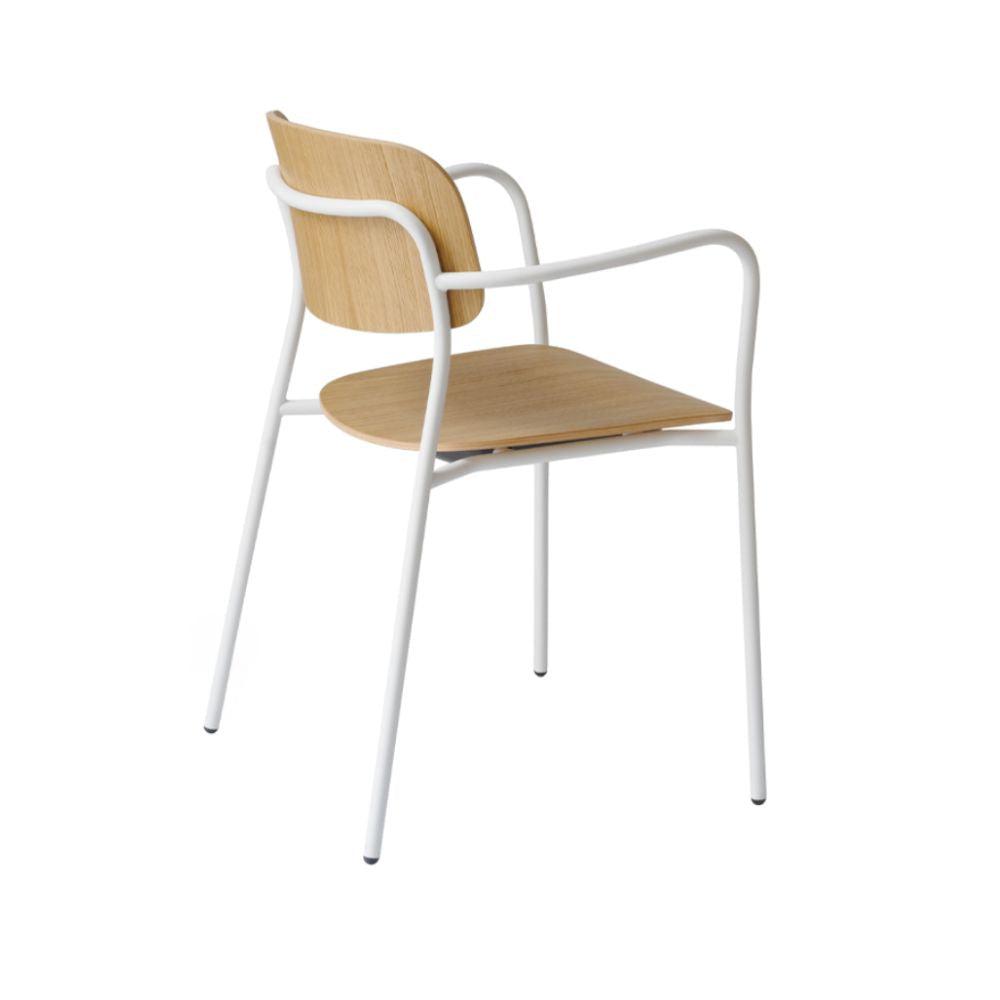 Silla COLOS Daily 2 con brazos de tubo metálico, asiento y respaldo de madera sobre marco de acero