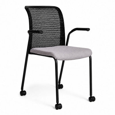 Silla de Oficina de Visita Móvil - VERSA ALTUS RAY - Varios Colores - Respaldo en Malla y Asiento Tapizado con Base de 4 Patas en Acero y Rodajas - AL-720M - VERSA - NOGAL BEAT - Silla de Visita