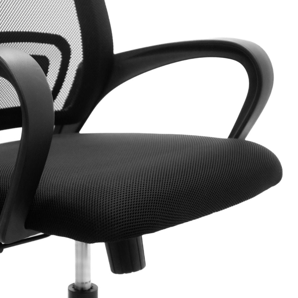 Silla operativa Nogal Beat Black Jack negra con respaldo en malla, asiento tapizado y base cromada