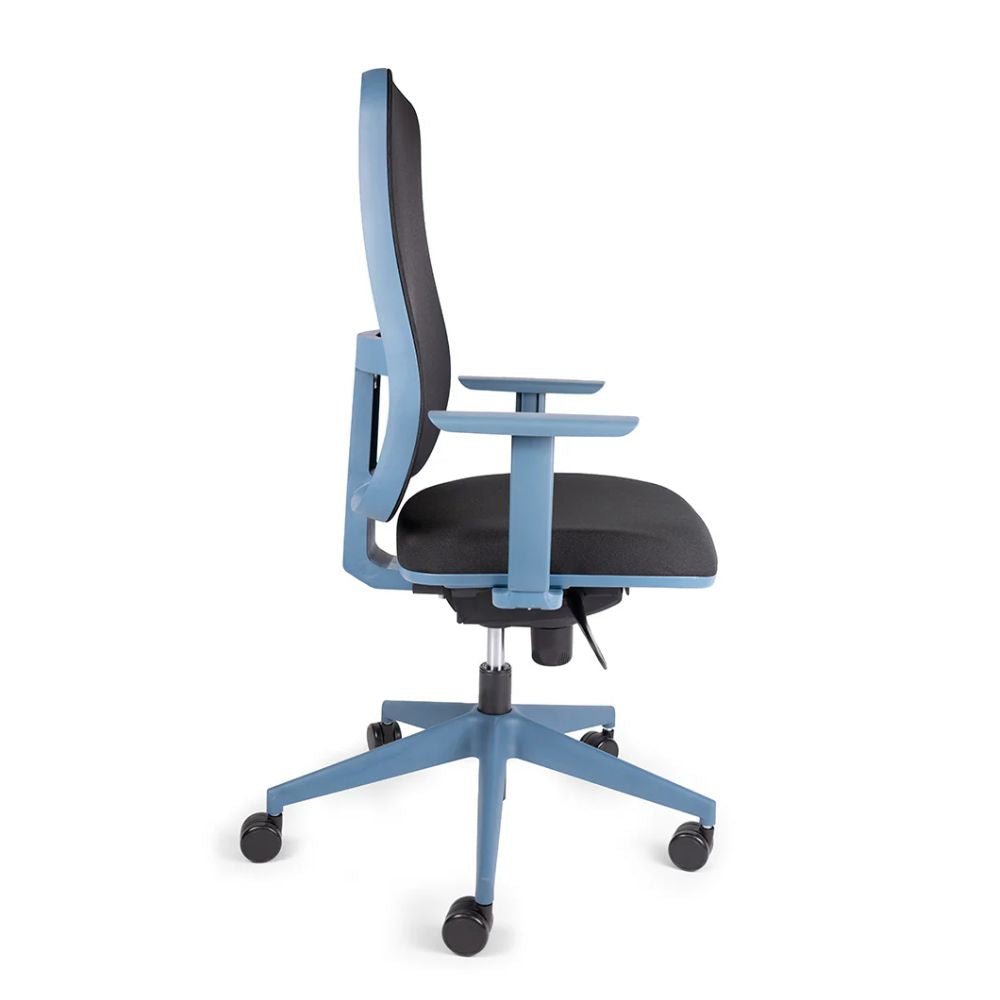 Silla ejecutiva OFFIHO BLAZE OHE-23 azul profundo con respaldo en malla y soporte lumbar ajustable.