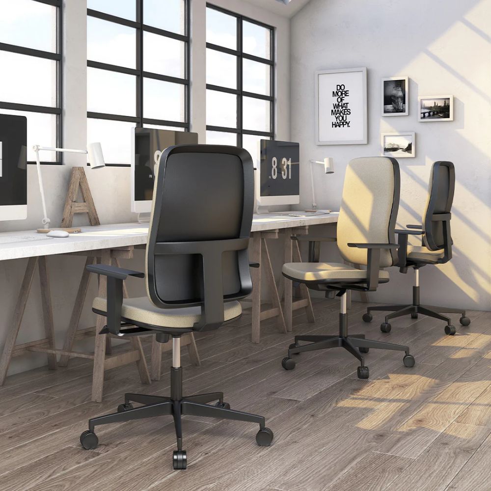 Silla de oficina OFFIHO Black Blaze OHE-25 con respaldo medio tapizado y soporte lumbar ajustable