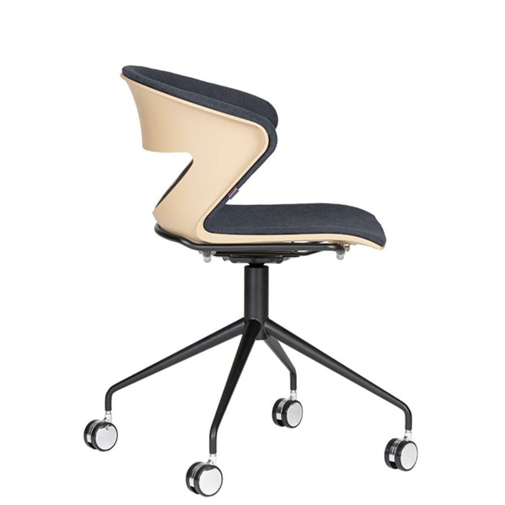 Silla de oficina secretarial Techno Kicca en polipropileno tapizado con base de metal negro y rodajas