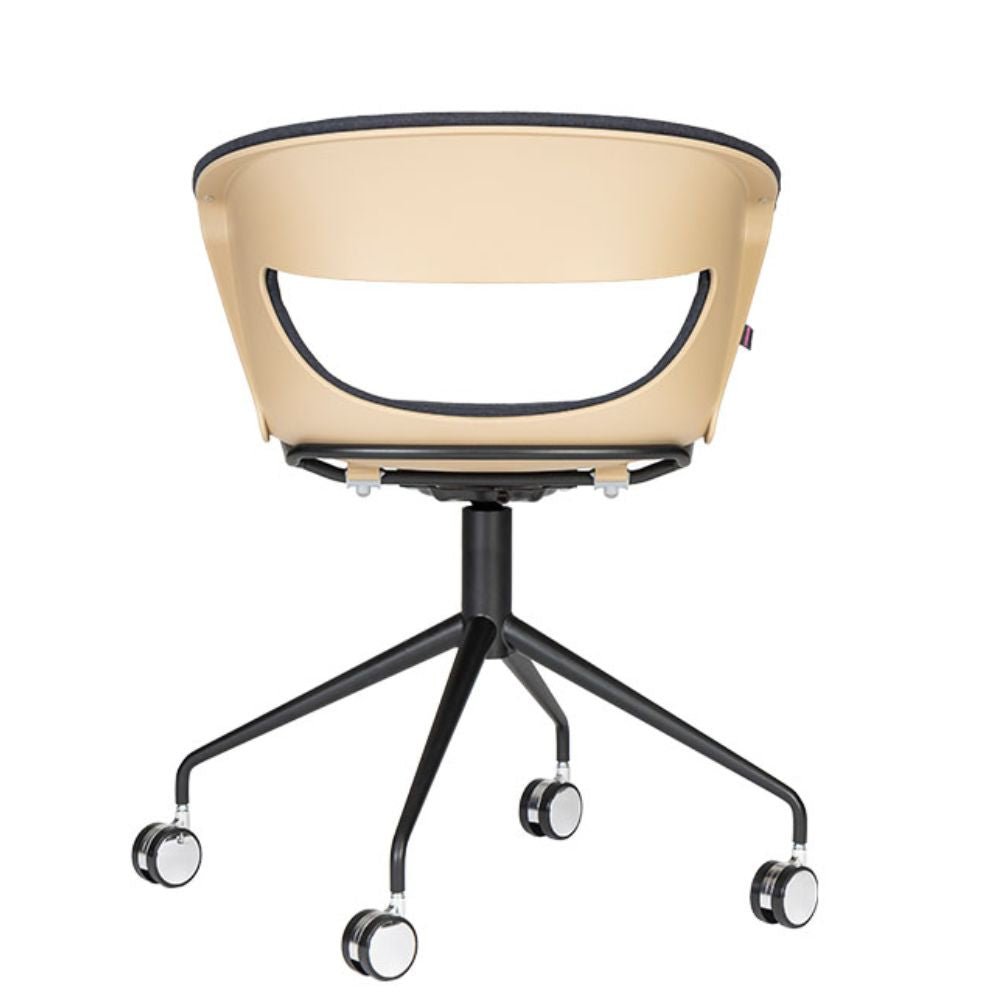 Silla de oficina secretarial Techno Kicca en polipropileno tapizado con base de metal negro y rodajas