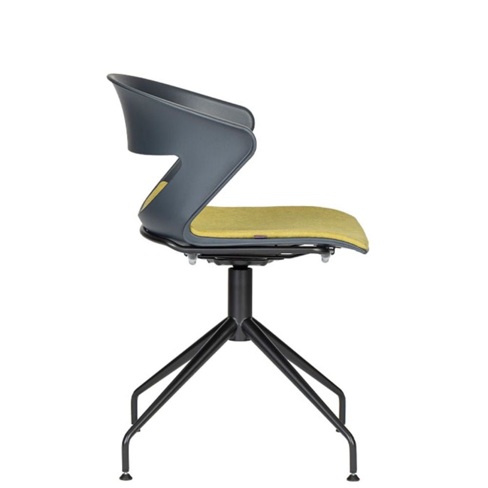 Silla de visita Techno Kicca Spider con cuerpo de polipropileno tapizado y base metálica negra de cuatro puntas