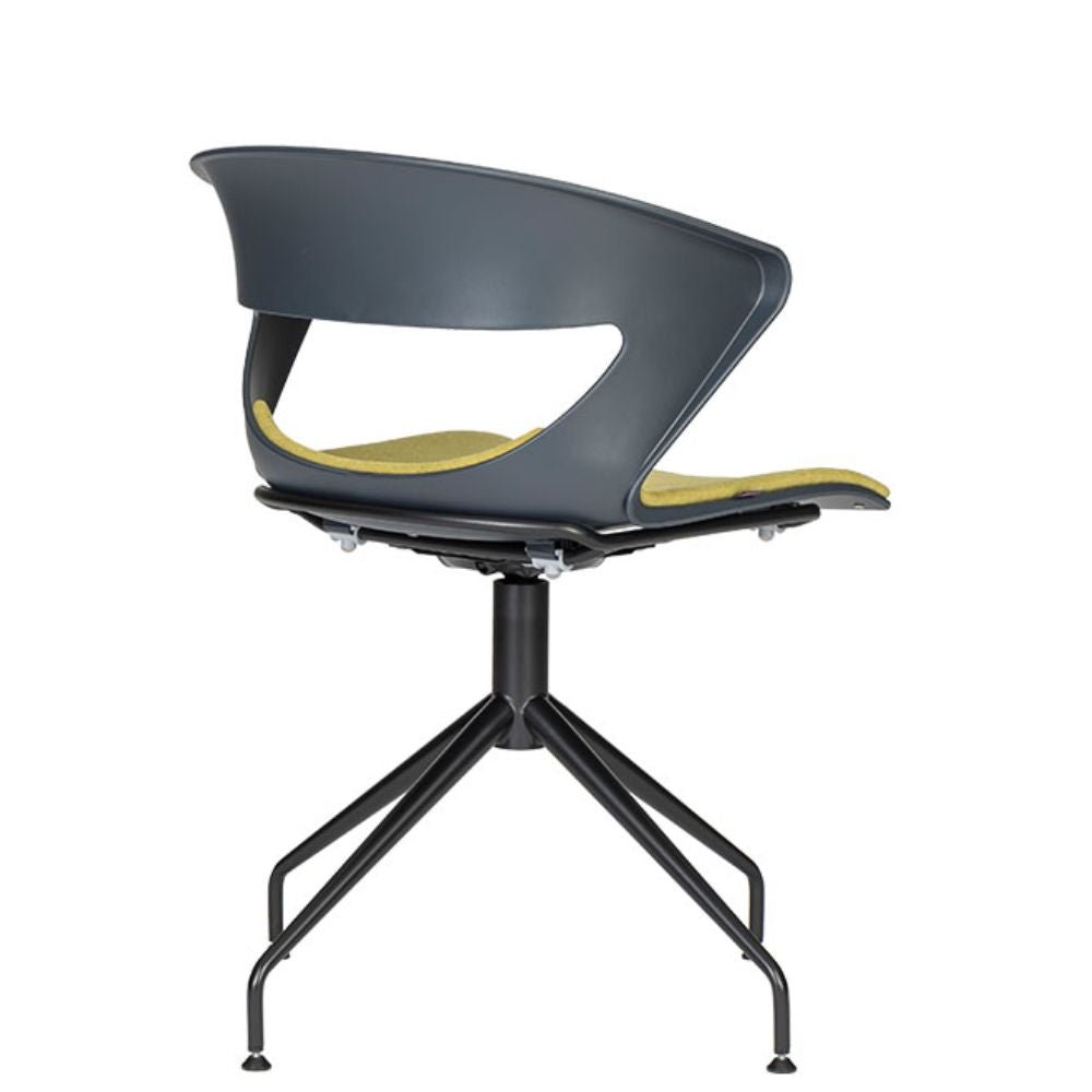 Silla de visita Techno Kicca Spider con cuerpo de polipropileno tapizado y base metálica negra de cuatro puntas