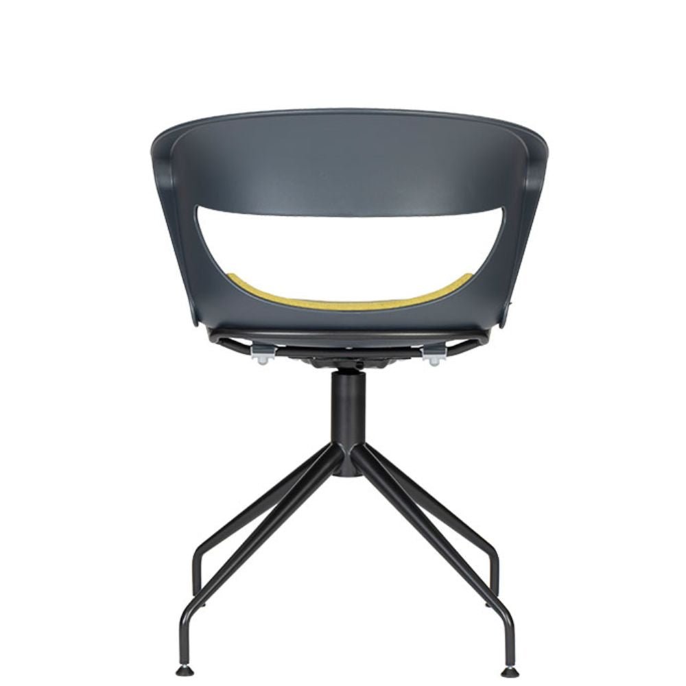Silla de visita Techno Kicca Spider con cuerpo de polipropileno tapizado y base metálica negra de cuatro puntas