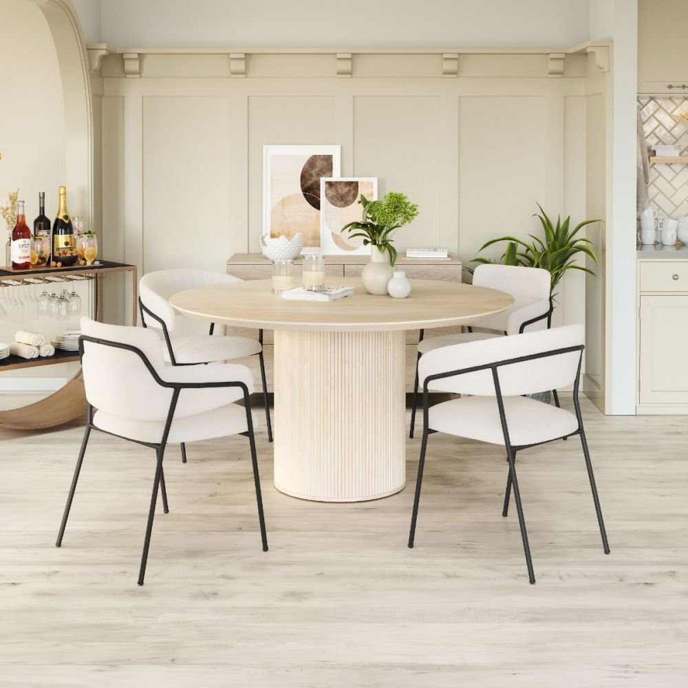 Silla Zuo Josephine blanca con asiento y respaldo envueltos en tela estilo piel de oveja y marco fino de acero