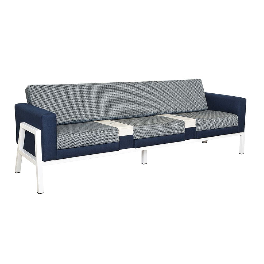Sillón Albar Atenas de tres plazas tapizado con base tubular y cubierta con conector USB