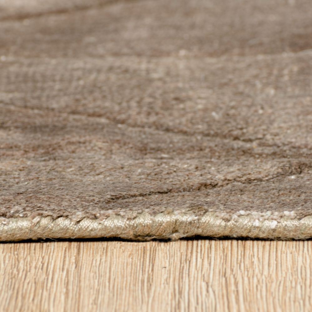 Tapete decorativo colección Raipur D3020 rectangular en viscosa y algodón color tabaco