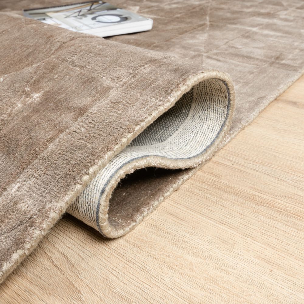 Tapete decorativo colección Raipur D3020 rectangular en viscosa y algodón color tabaco
