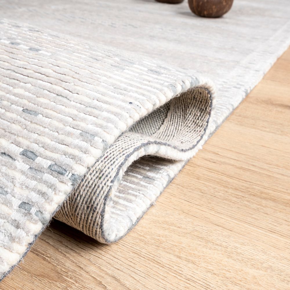 Tapete decorativo colección Thane N4003 rectangular de viscosa y lana pelo corto en tonos plata y gris