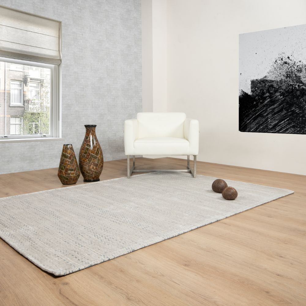 Tapete decorativo colección Thane N4003 rectangular de viscosa y lana pelo corto en tonos plata y gris