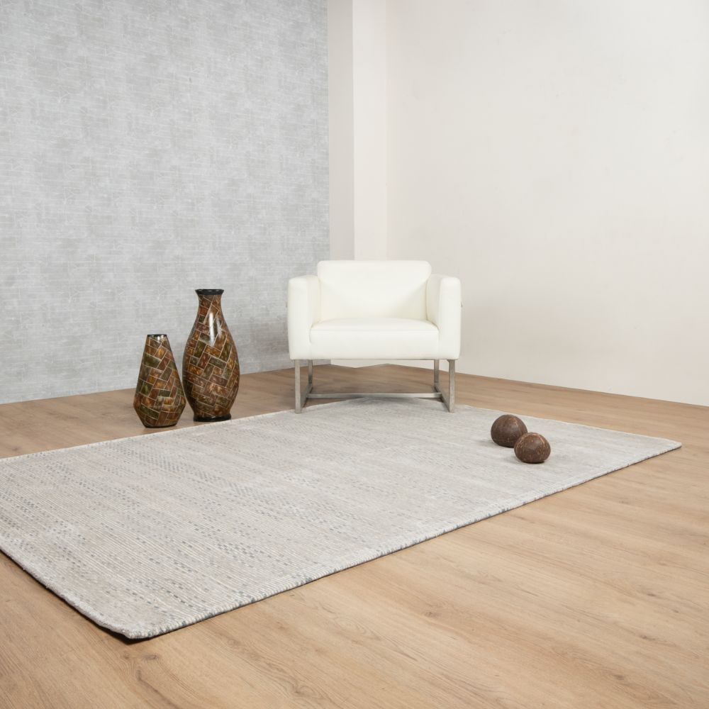 Tapete decorativo colección Thane N4003 rectangular de viscosa y lana pelo corto en tonos plata y gris