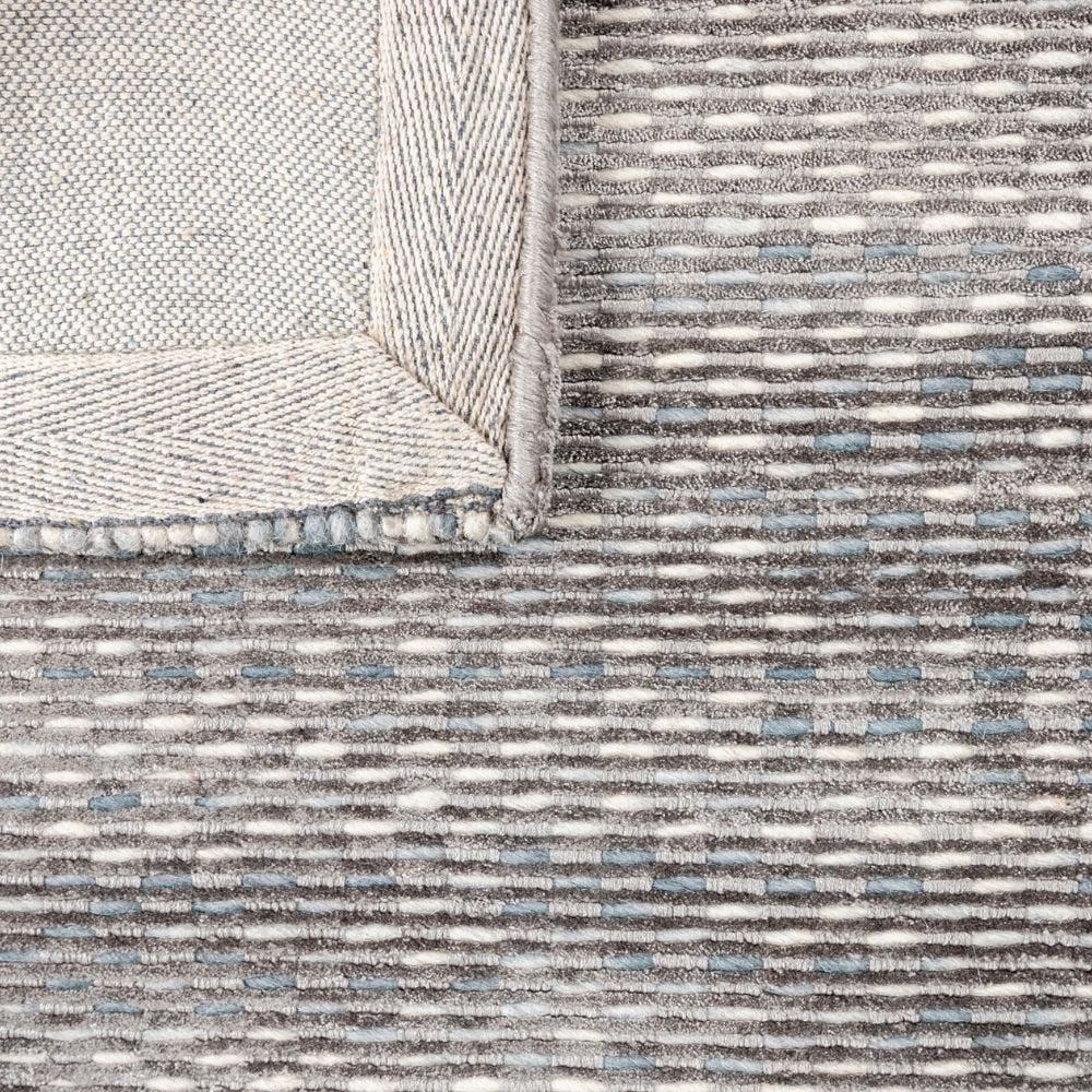 Tapete decorativo colección Thane N4004 rectangular de viscosa y lana en tonos gris y plata