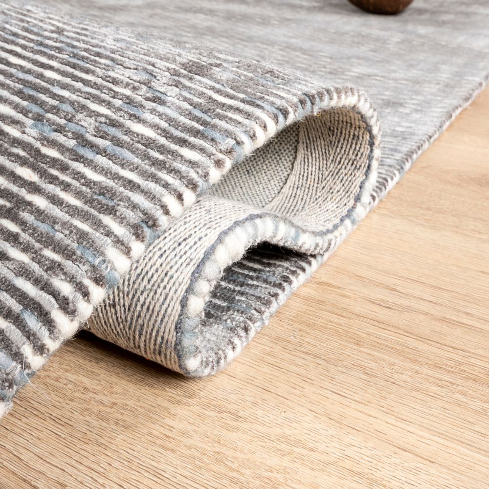 Tapete decorativo colección Thane N4004 rectangular de viscosa y lana en tonos gris y plata