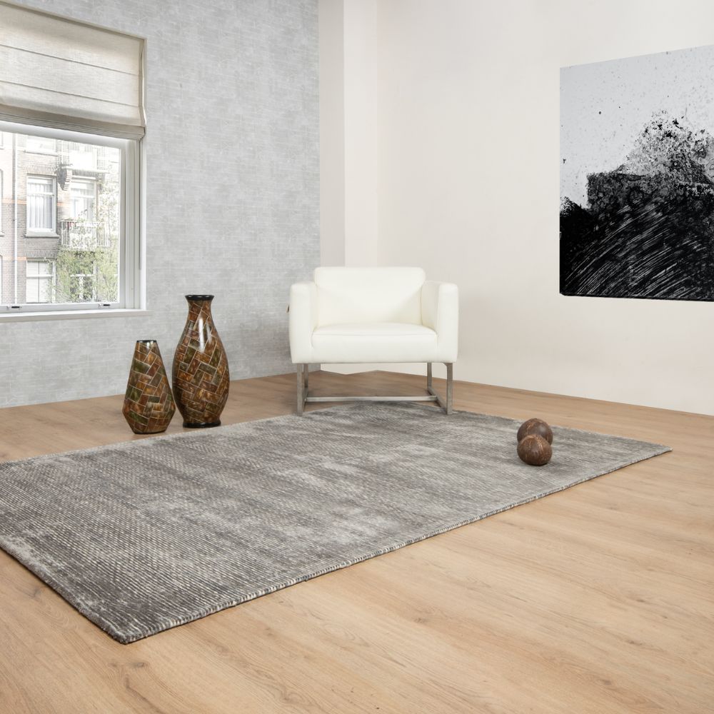 Tapete decorativo colección Thane N4004 rectangular de viscosa y lana en tonos gris y plata