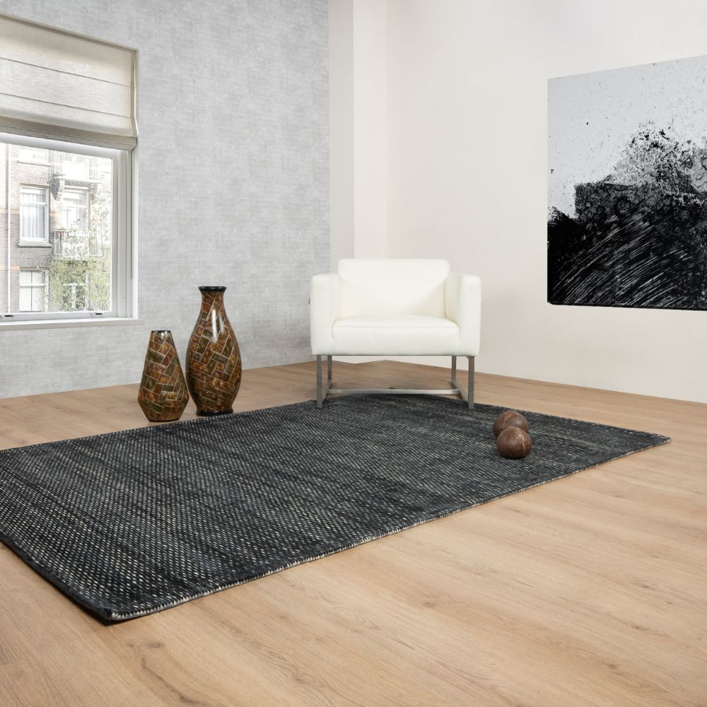 Tapete colección Thane N4005 rectangular de viscosa y lana en tono gris oscuro plata