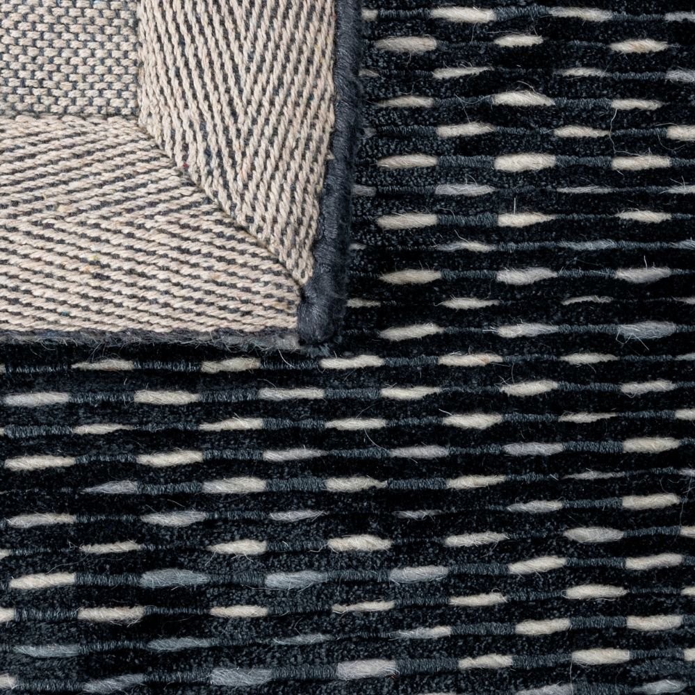 Tapete colección Thane N4005 rectangular de viscosa y lana en tono gris oscuro plata